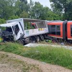 Mehrere Verletzte: Schwerer Unfall in Bayern: Regionalbahn und Lkw stoßen zusammen