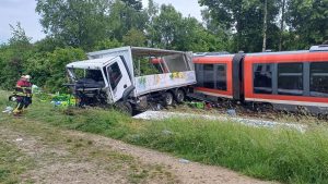 Mehrere Verletzte: Schwerer Unfall in Bayern: Regionalbahn und Lkw stoßen zusammen