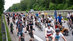 "Alle aufs Rad": Fahrradsternfahrt des ADFC rollt durch Berlin