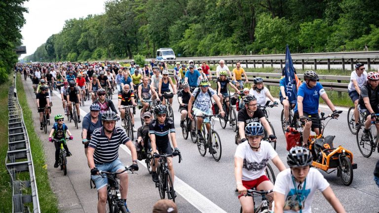 "Alle aufs Rad": Fahrradsternfahrt des ADFC rollt durch Berlin