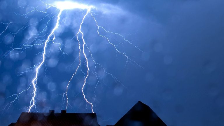Blitzeinschlag: Blitz in Haus eingeschlagen - Dachstuhl abgebrannt