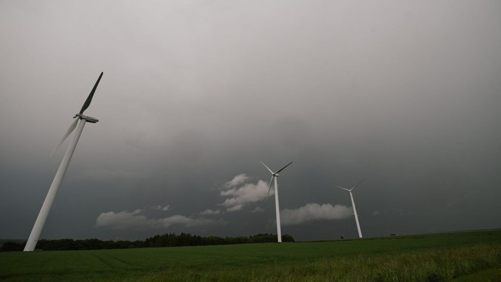 Starkregen und Gewitter: Über 100 Einsätze für Polizei und Feuerwehr wegen Unwetter