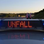 Unfall auf der A7: Auto kracht in Leitplanke