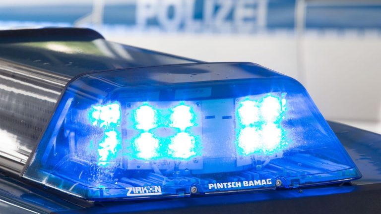Tödlicher Unfall: Auto prallt gegen Baum - Fahrer stirbt im Krankenhaus
