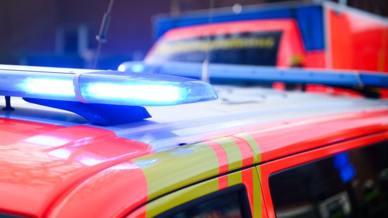 Unfälle: Pedelec-Fahrerin übersieht ein Auto und wird schwer verletzt
