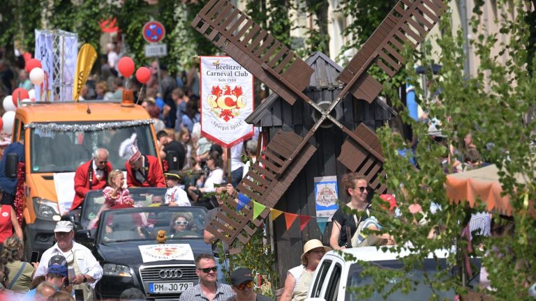 Spargelzeit: Rund 60.000 Besucher bei Beelitzer Spargelfest