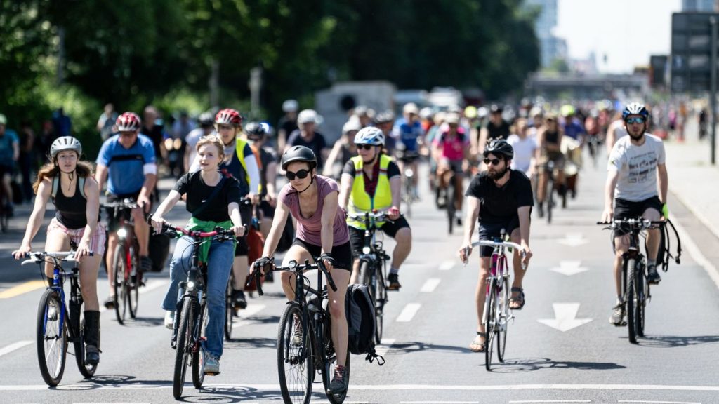 "Alle aufs Rad": Tausende fahren bei Fahrradsternfahrt durch Berlin