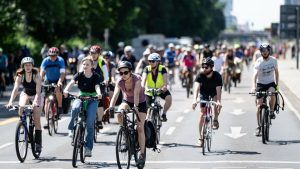 "Alle aufs Rad": Tausende fahren bei Fahrradsternfahrt durch Berlin