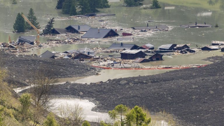 Unglück in Schweizer Alpen: Lötschental: Gefahr in Bergsturzgebiet "sehr hoch"