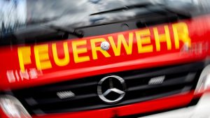 Feuerwehrgroßeinsatz: Brand in Mehrfamilienhaus - Bewohner per Drehleiter gerettet