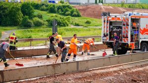 Staus: Starkregen spült Schlamm und Steine auf A4 - Vollsperrung