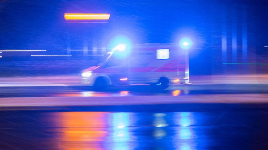 Ermittlungen laufen: Auto fährt gegen Mast - drei 19-Jährige verletzt