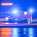 Ermittlungen laufen: Auto fährt gegen Mast - drei 19-Jährige verletzt