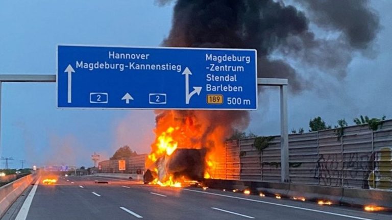 Bei Magdeburg: Brennender Lkw auf A2 - Strecke teilweise gesperrt