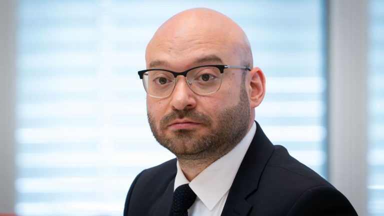 Internet: Minister warnt vor Gefahren sozialer Medien für Jugendliche