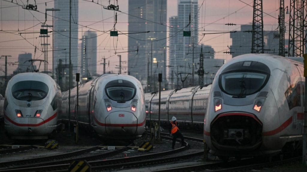 Deutsche Bahn: Mann spannt Hängematte in ICE auf – Zugbegleiterin ruft die Polizei