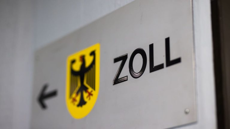 Zoll: Zollbeamte erwischen Bargeldschmuggler