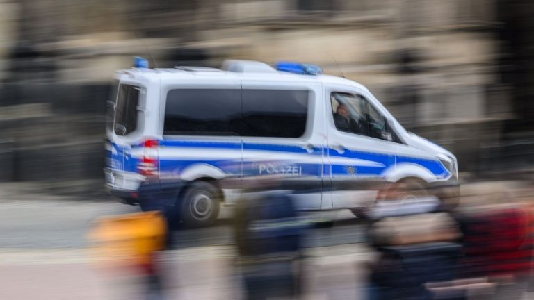 Radlader auf Bundesstraße: Nach Feiertagsfahrt: Ermittlungen wegen versuchten Mordes