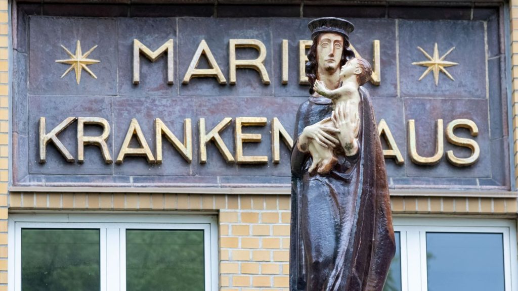 Verdacht auf Brandstiftung: Nach Brand in Klinik: Tatverdächtiger kommt vor Haftrichter