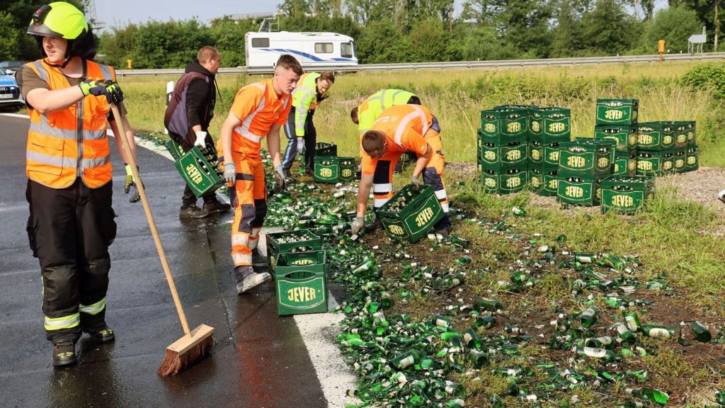 A45 bei Aschaffenburg: Bier auf der Autobahn - Laster verliert 100 Kästen