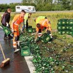 A45 bei Aschaffenburg: Bier auf der Autobahn - Laster verliert 100 Kästen