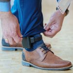 Landtag: Fußfessel, Taser, KI - Kritik an Plänen für Polizei-Gesetz