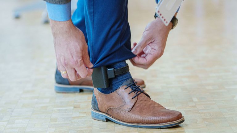Landtag: Fußfessel, Taser, KI - Kritik an Plänen für Polizei-Gesetz