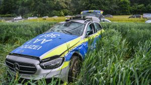Ins Krankenhaus gebracht: Polizisten werden bei Fahrt zu Unfall selbst verletzt