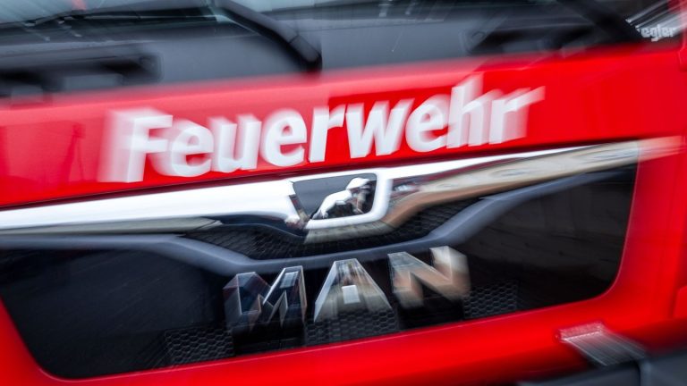 Notfälle: Lagerhalle mit Hunderten Strohballen brennt