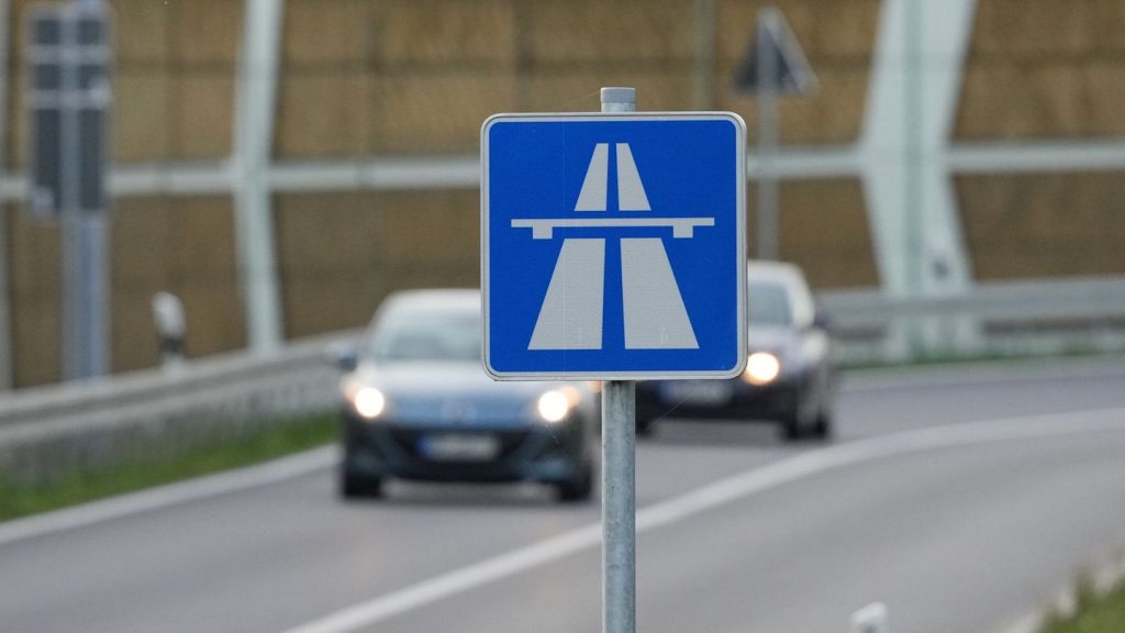 Autobahn: Unbekannte werfen Gegenstände auf A1 - 13 Autos beschädigt