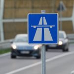 Autobahn: Unbekannte werfen Gegenstände auf A1 - 13 Autos beschädigt