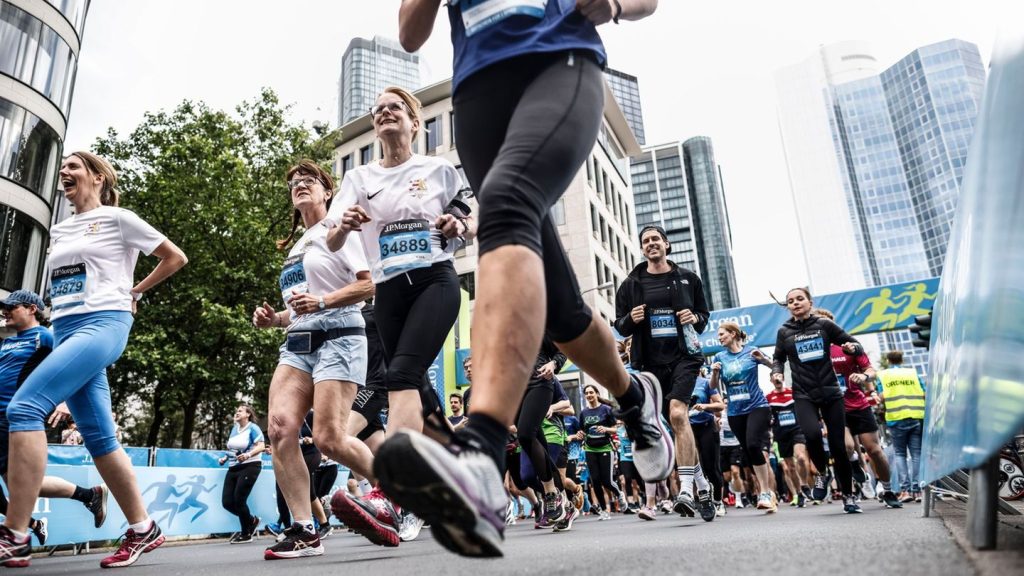 Firmenlauf: Joggen mit Kollegen: Zehntausende Teilnehmer beim Firmenlauf