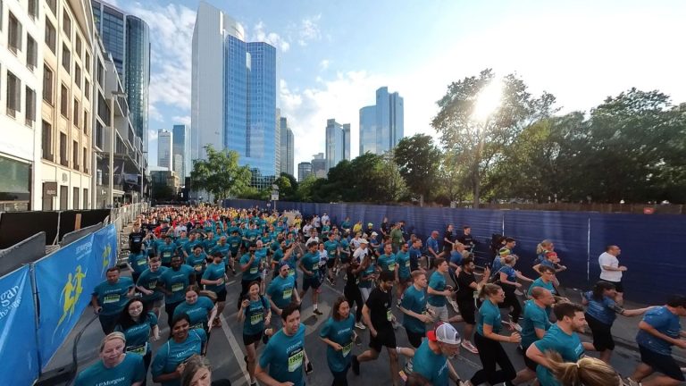 Firmenlauf: Firmenlauf - Zehntausende Läufer joggen durch Frankfurt