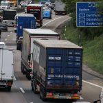 Verkehr: Wieder langes Wochenende - wieder volle Autobahnen
