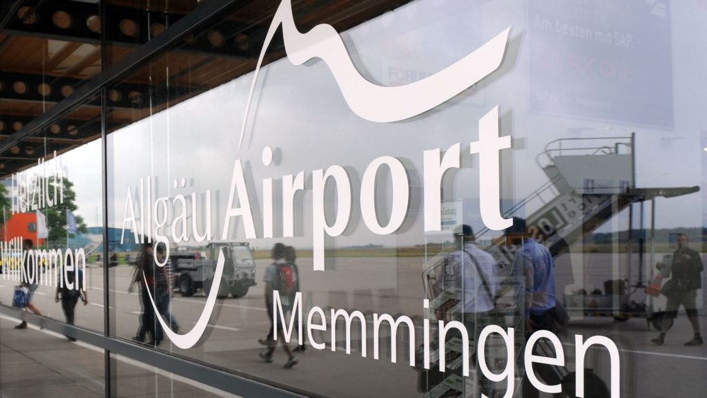 Turbulenzen: Polizei: Notlandung auf Flughafen Memmingen - Verletzte