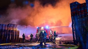Großbrand in Berlin-Marzahn: Erneuter Brand auf Firmengelände in Marzahn