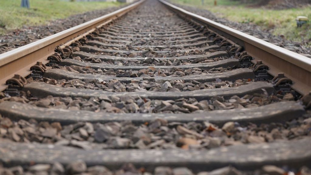 Reiseverkehr: Auto fliegt über Bahngleise - Europabahn gesperrt