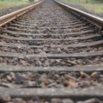 Reiseverkehr: Auto fliegt über Bahngleise - Europabahn gesperrt