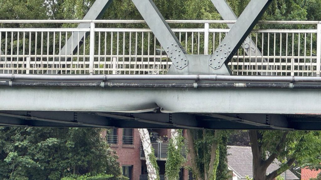 Schiffsunfall im Emsland: Frachter rammt Brücke über Dortmund-Ems-Kanal