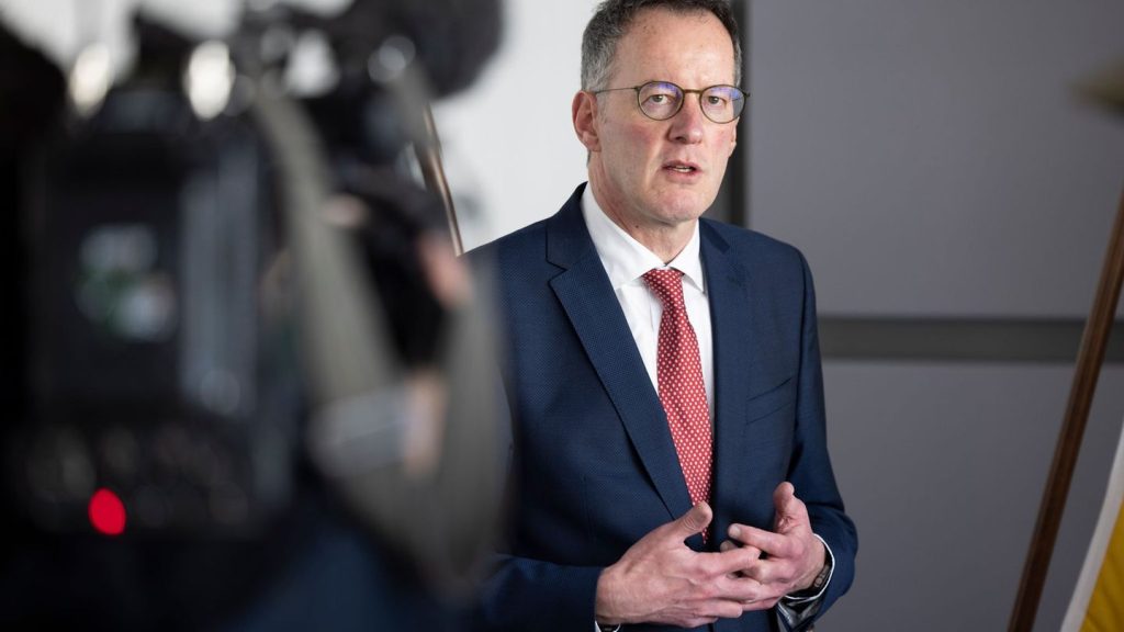 Extremismus: Minister legt Verfassungsschutzbericht vor
