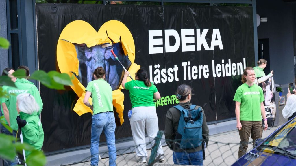 Einzelhandel: Protestaktion: Greenpeace wirft Edeka Tierleid vor