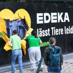 Einzelhandel: Protestaktion: Greenpeace wirft Edeka Tierleid vor