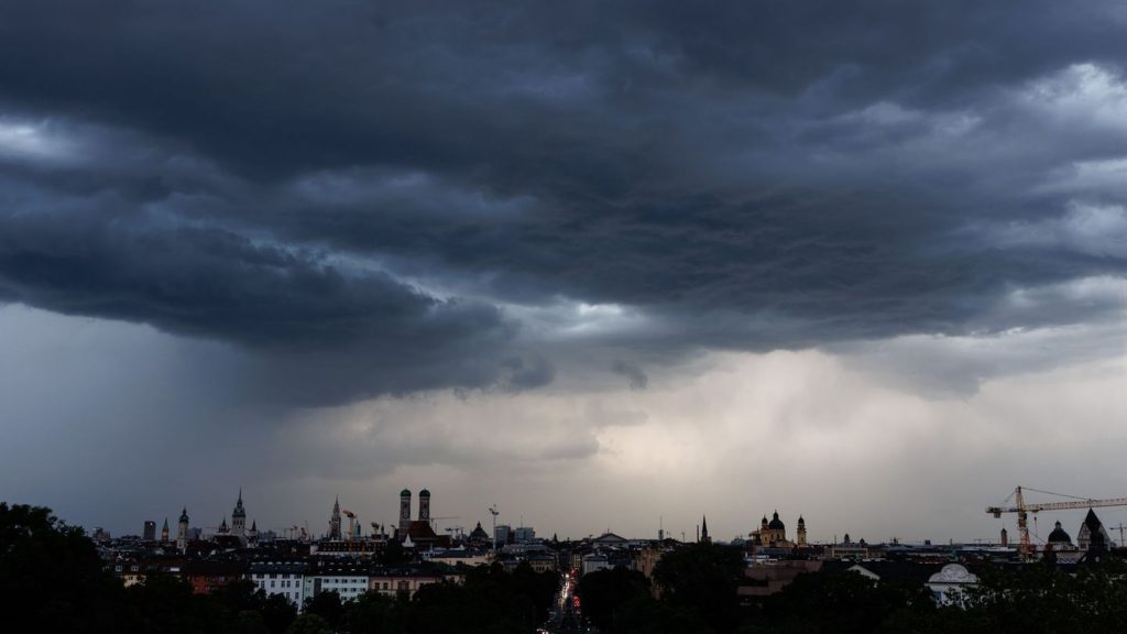 Wetterausblick: Nach Unwettern in Bayern: Schauer und Gewitter dauern an