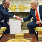 Gastgeschenk im Weißen Haus: Merz schenkt Trump Geburtsurkunde seines deutschen Vorfahren