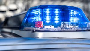 Unfall: Auto landet in Bach - Fahrerin lebensgefährlich verletzt
