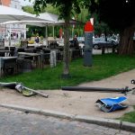 Unfall am Marktplatz: Autofahrer verliert vor Eisdiele Kontrolle - fünf Verletzte