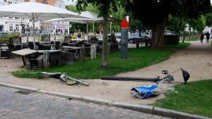 Unfall am Marktplatz: Autofahrer verliert vor Eisdiele Kontrolle - fünf Verletzte