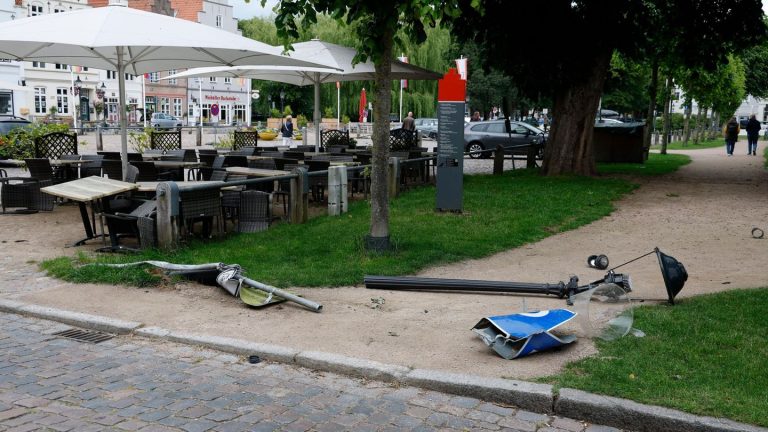 Unfall am Marktplatz: Autofahrer verliert vor Eisdiele Kontrolle - fünf Verletzte