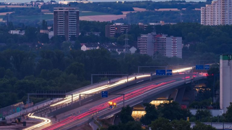 Schiersteiner Brücke: Weg unter Schiersteiner Brücke von Unbekannten beschädigt
