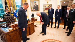 Antrittsbesuch in Washington: Merz schenkt Trump Golfschläger